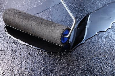 Нанесення праймера валиком на поверхню 